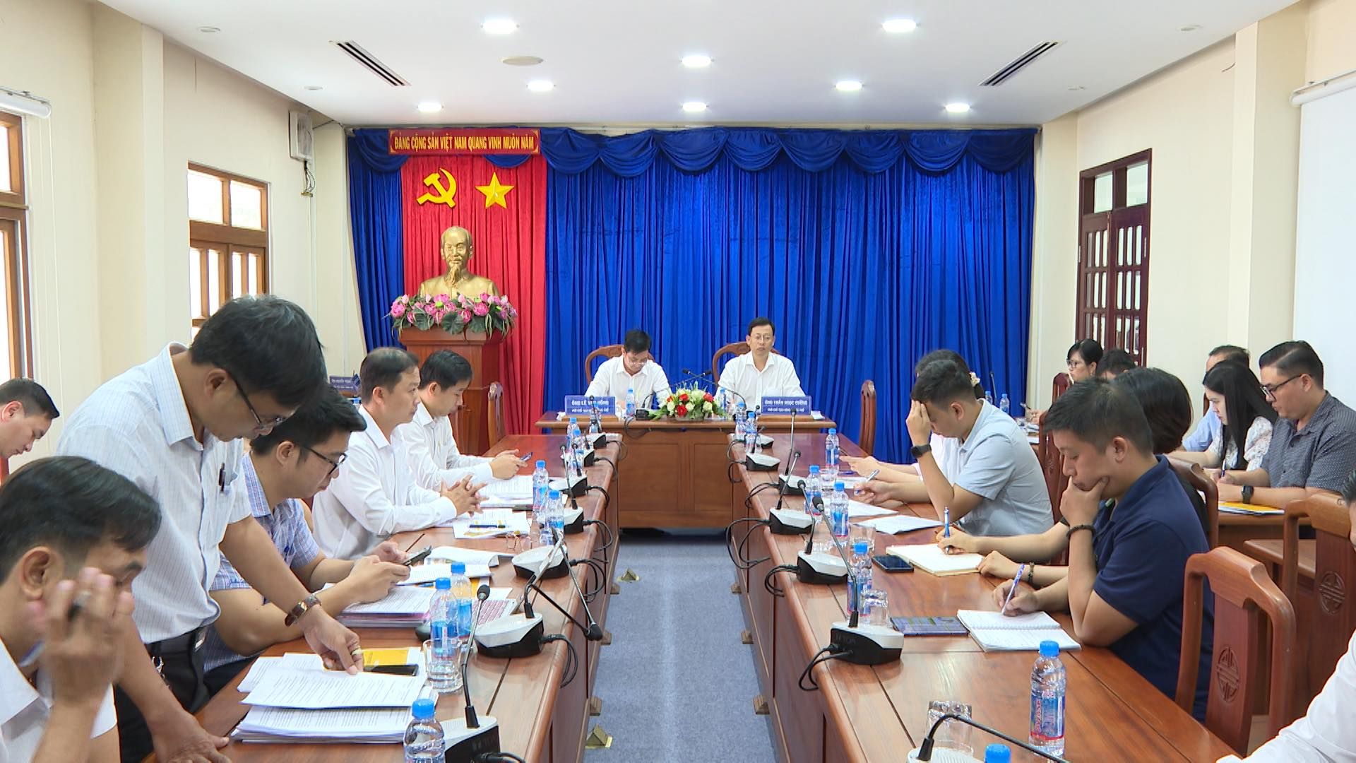 C&oacute; thể l&agrave; h&igrave;nh ảnh về 10 người, mọi người đang học v&agrave; văn bản