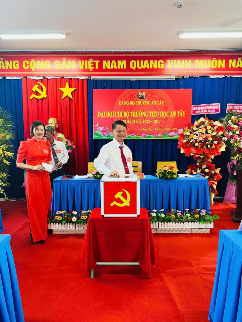 Có thể là hình ảnh về 3 người và văn bản