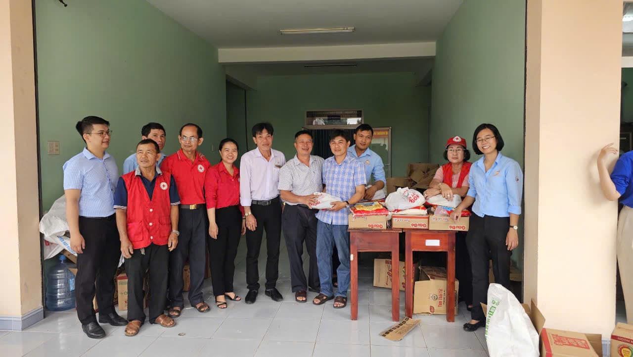 Có thể là hình ảnh về 10 người và văn bản