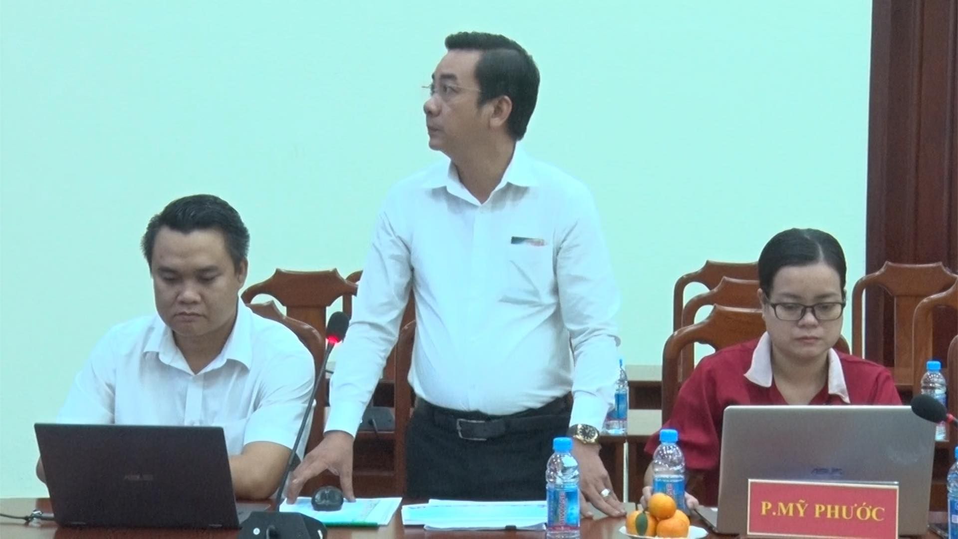 Có thể là hình ảnh về 3 người, cái bục và văn bản