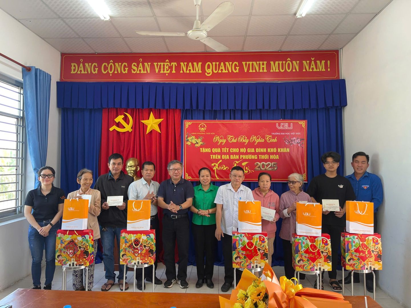 C&oacute; thể l&agrave; h&igrave;nh ảnh về 11 người v&agrave; văn bản