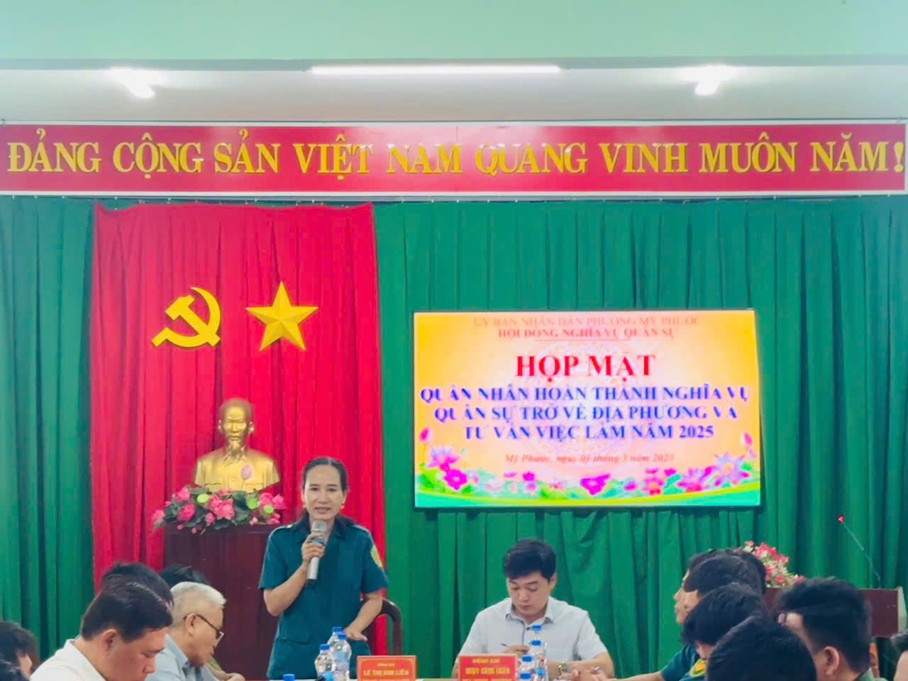 C&oacute; thể l&agrave; h&igrave;nh ảnh về 7 người v&agrave; văn bản