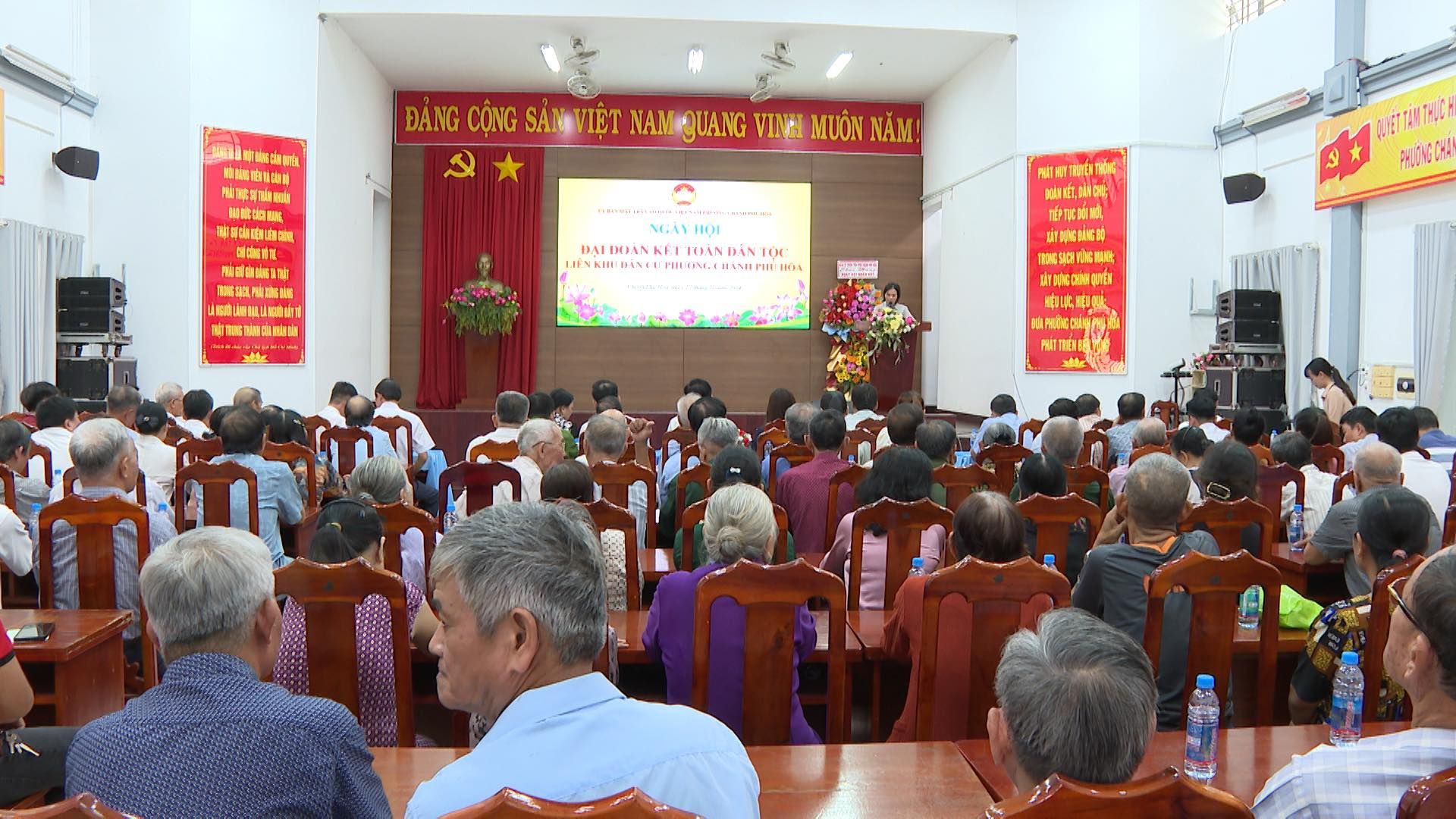 Có thể là hình ảnh về 2 người, đền thờ và văn bản