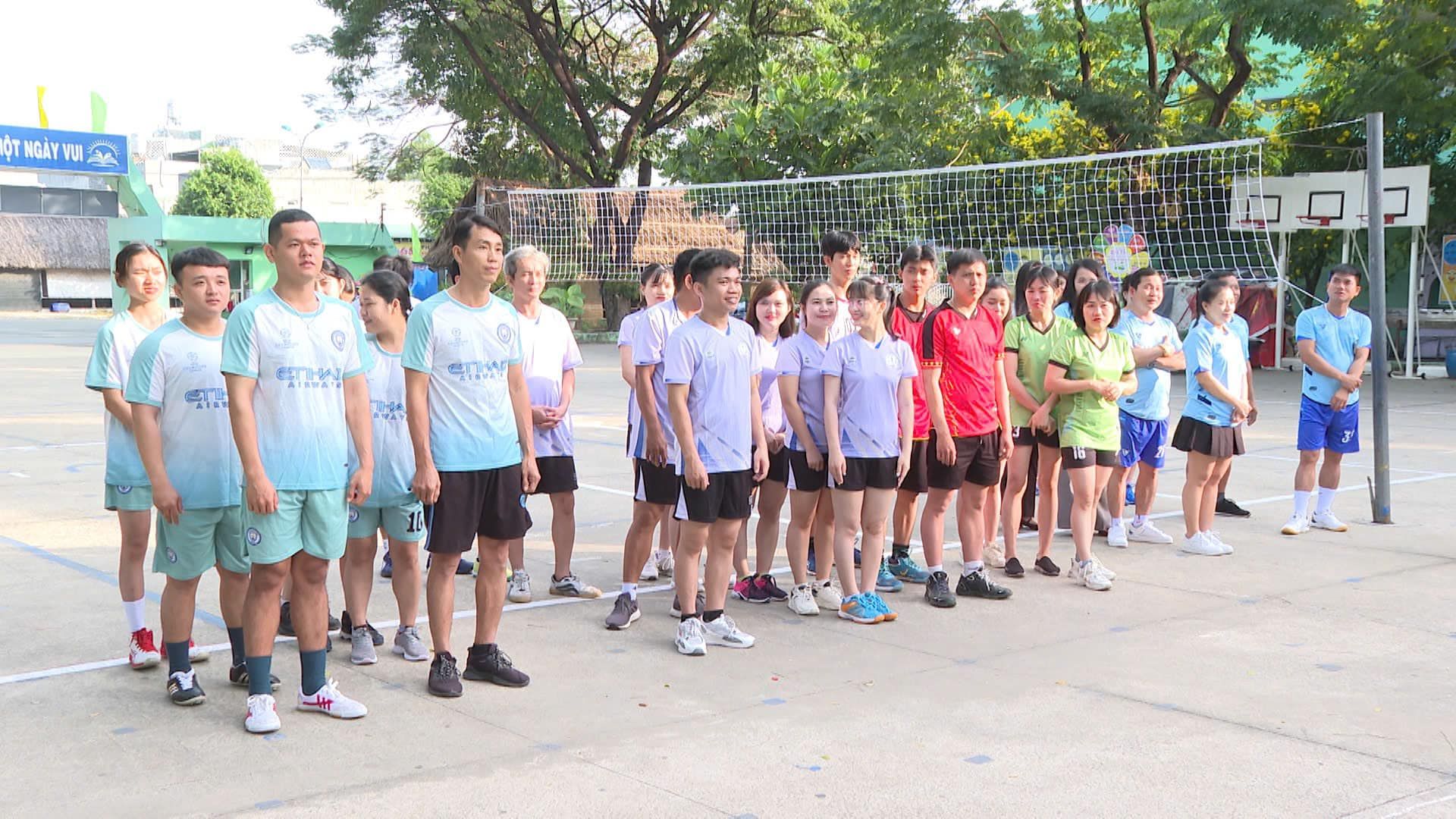 Có thể là hình ảnh về 16 người, mọi người đang chơi tennis, mọi người đang chơi bóng chuyền và văn bản