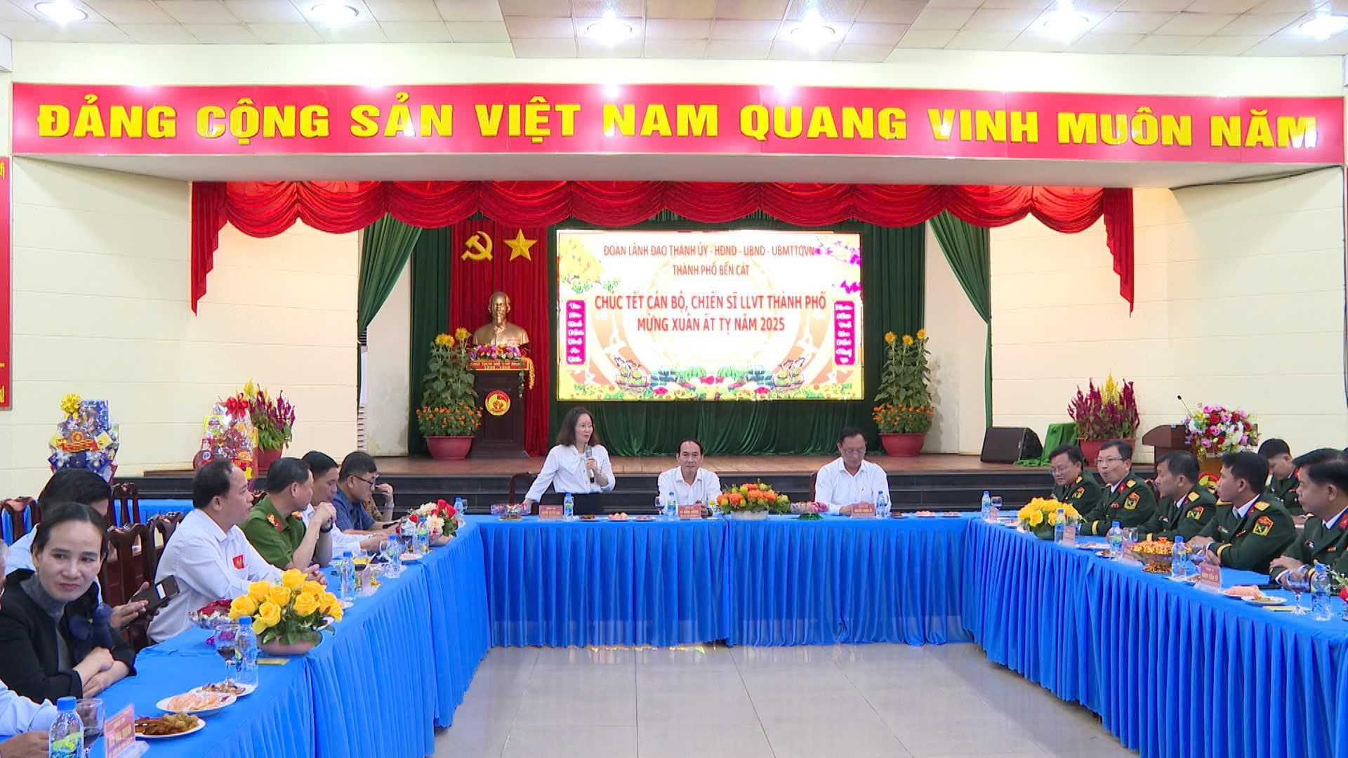 Có thể là hình ảnh về 10 người và văn bản