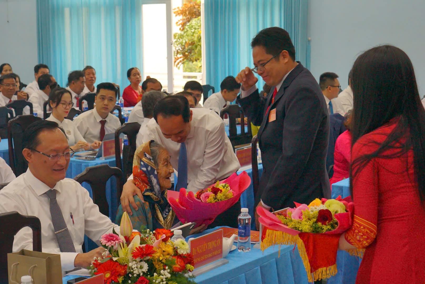 Có thể là hình ảnh về 9 người, cái bục và văn bản