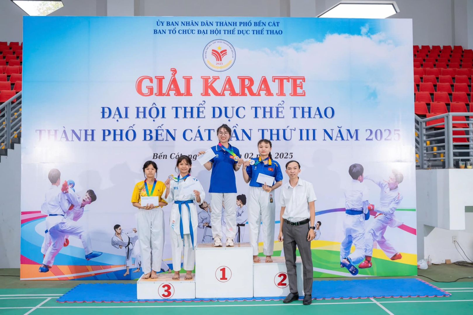 Có thể là hình ảnh về 9 người và văn bản cho biết 'ỦY BAN NHÂN DAN THÀNH PHỐ BÉN CÁT BAN τό CHUC ĐẠI HỘI THỂ DỤC THẾ TH GIẢI KARATE ĐẠI HỘI THỂ DỤC THỂ THAO THÀNH PHỐ BẾN CÁT ÂN THỨ III NĂM 2025 Bến Cộ 2025 1 3'