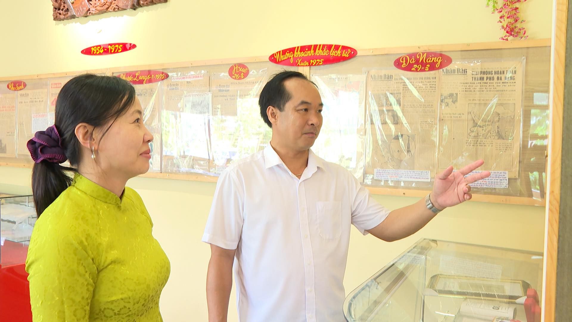 Có thể là hình ảnh về 2 người và văn bản