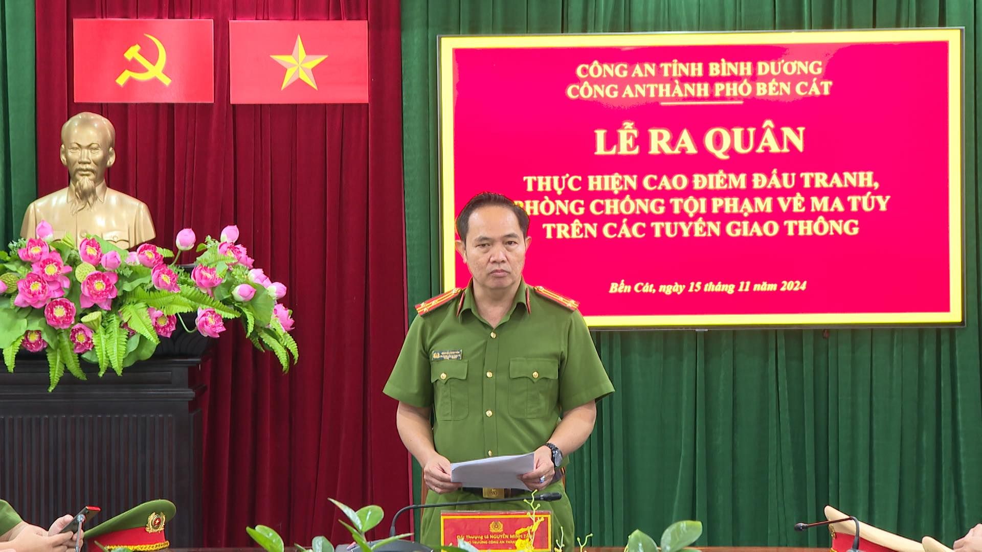 Có thể là hình ảnh về 3 người, cái bục và văn bản cho biết '것 CÔNG AN TÍNH BÌNH DƯƠNG CÔNG ANTHÀNH PHỎ BÉN CÁT LẺ RA QUÂN THỰC HIỆN CAO ĐIÊM ĐÁU TRANH, HỒNG CHỐNG TỘI PHẠM VỀ MA MATUY ΤύΎ TRÊN CÁC TUYÊN GIAO THÔNG Bên Cát, 15 tháng 11 năm 2024 អ.កប'