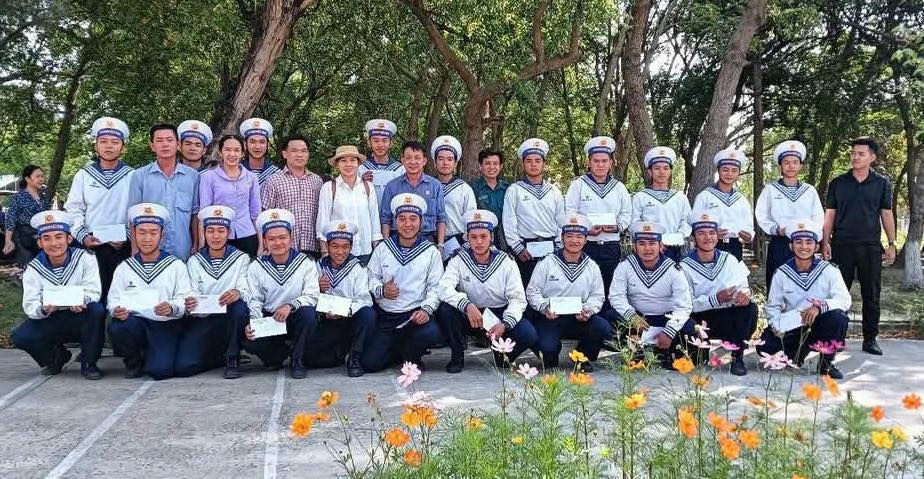 Có thể là hình ảnh về 9 người