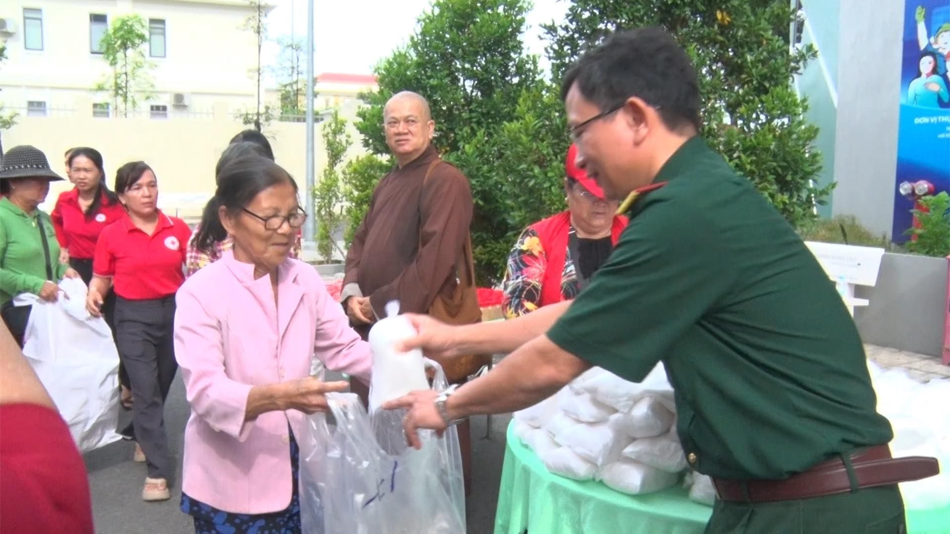 Có thể là hình ảnh về 6 người và văn bản