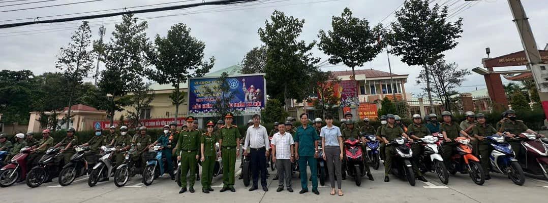 Có thể là hình ảnh về 1 người, xe scooter và xe môtô