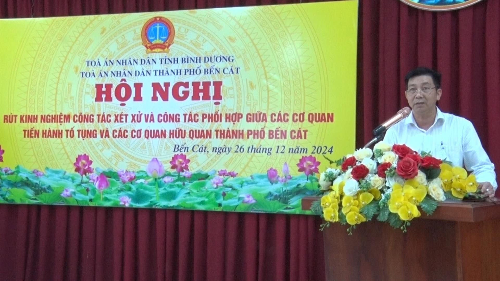 Có thể là hình ảnh về 1 người, cái bục, đền thờ và văn bản