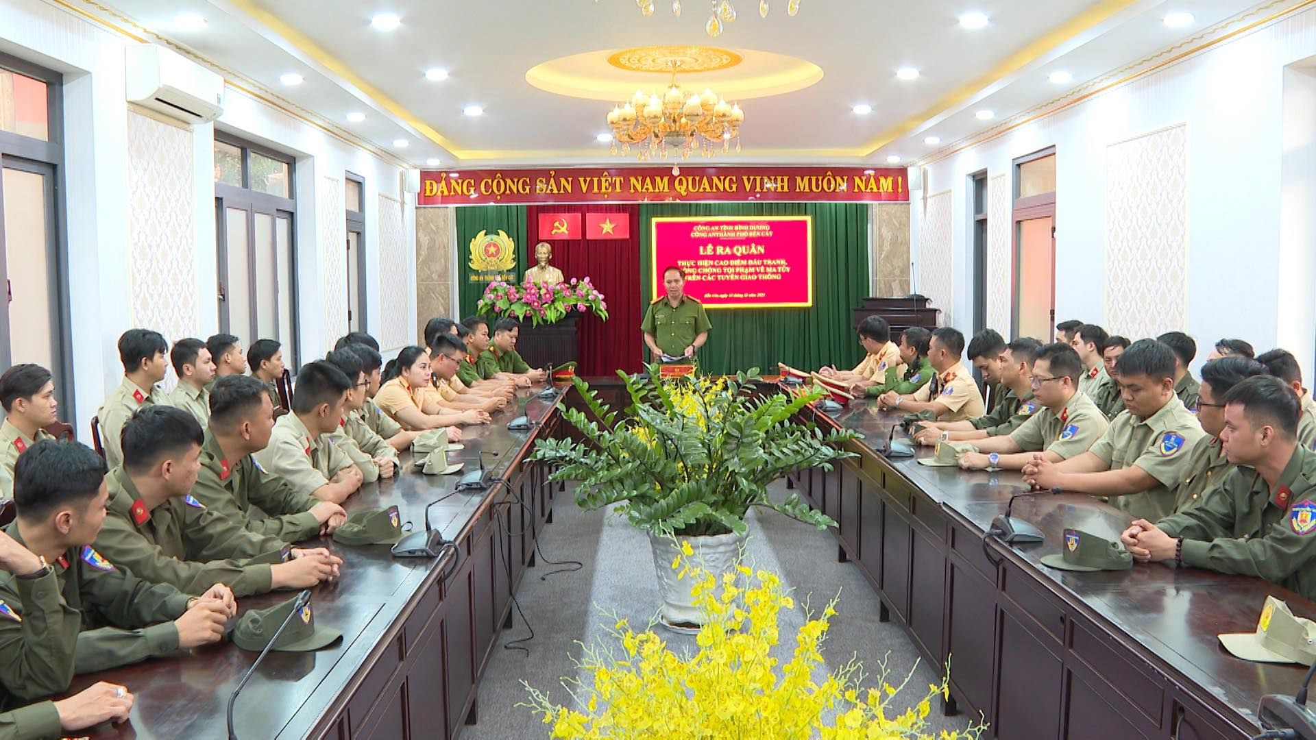 Có thể là hình ảnh về 11 người và văn bản