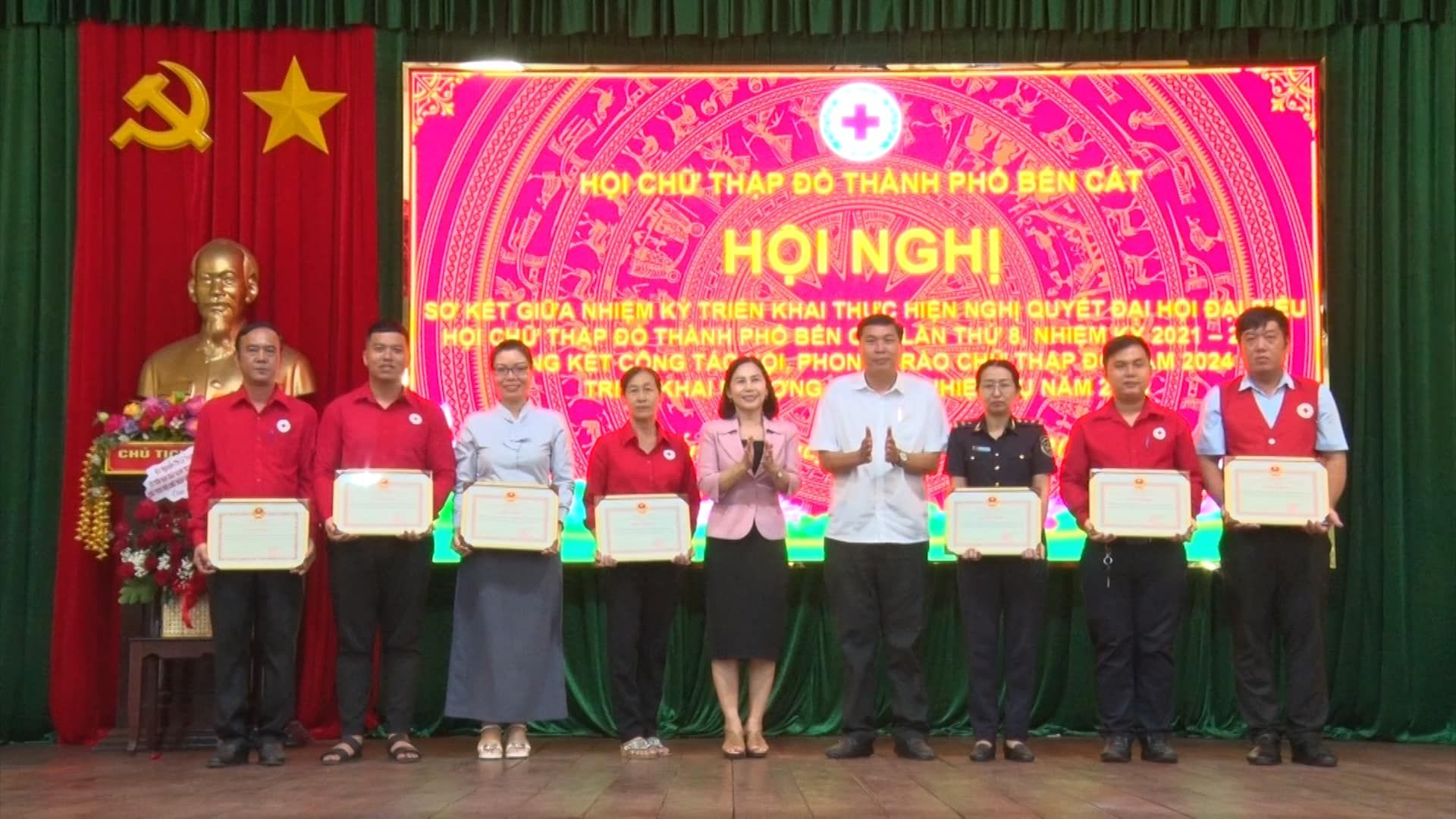 Có thể là hình ảnh về 9 người và văn bản