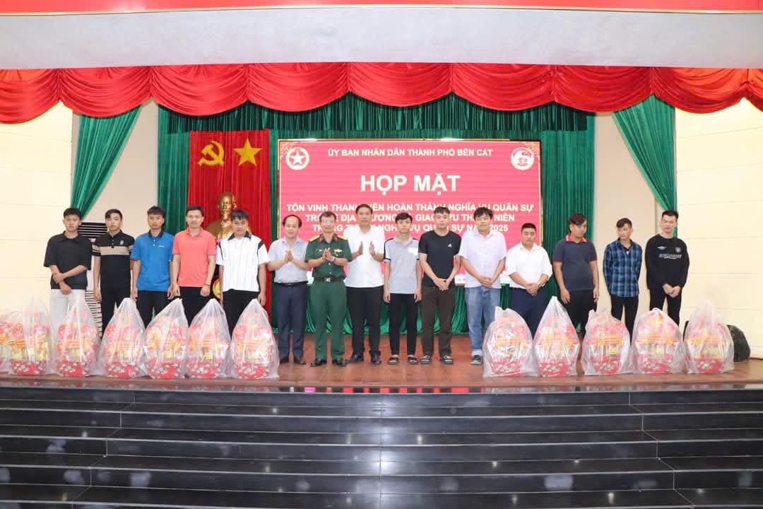 Có thể là hình ảnh về 15 người, đang trình diễn võ thuật và văn bản