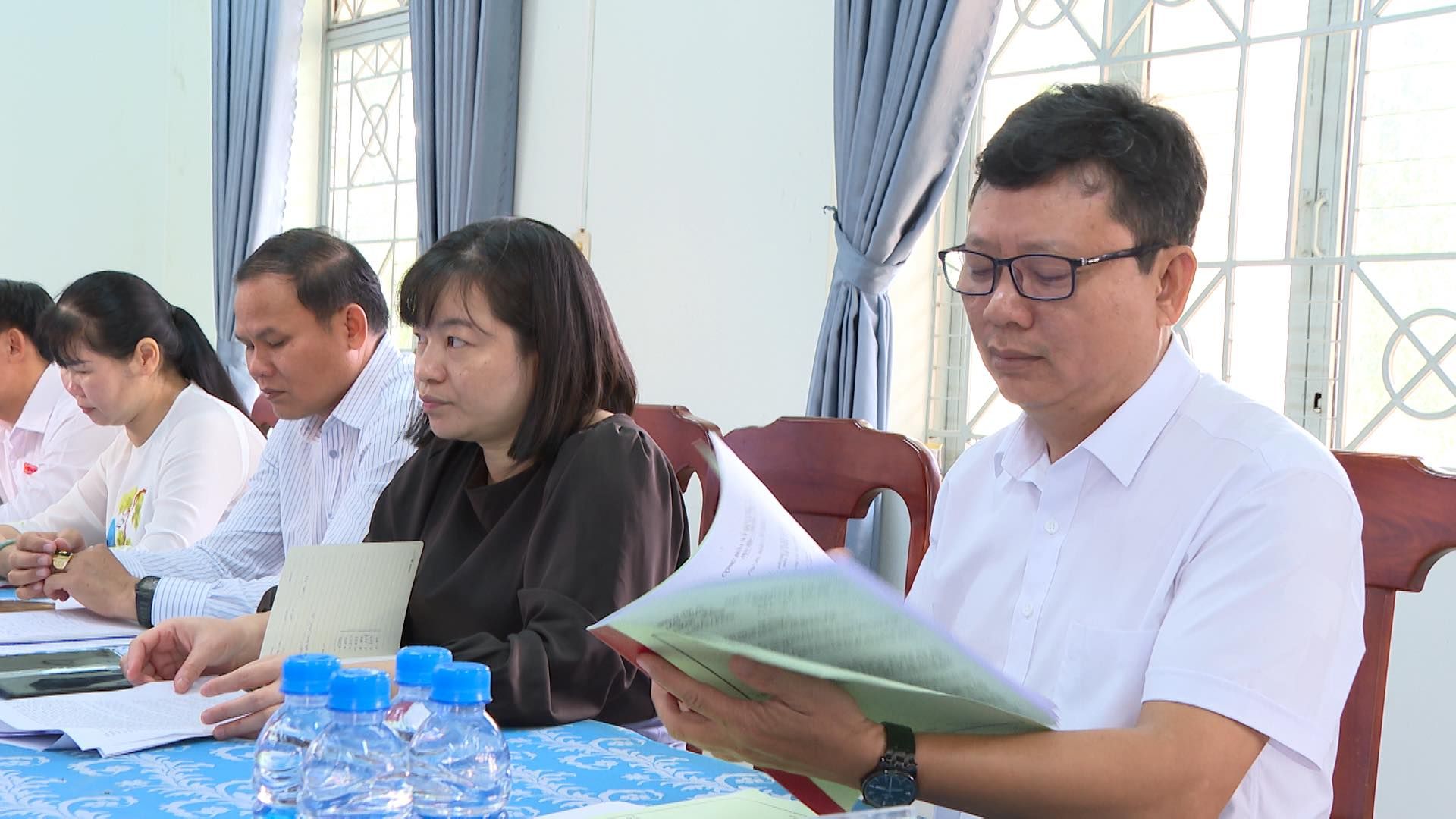 C&oacute; thể l&agrave; h&igrave;nh ảnh về 3 người v&agrave; mọi người đang học