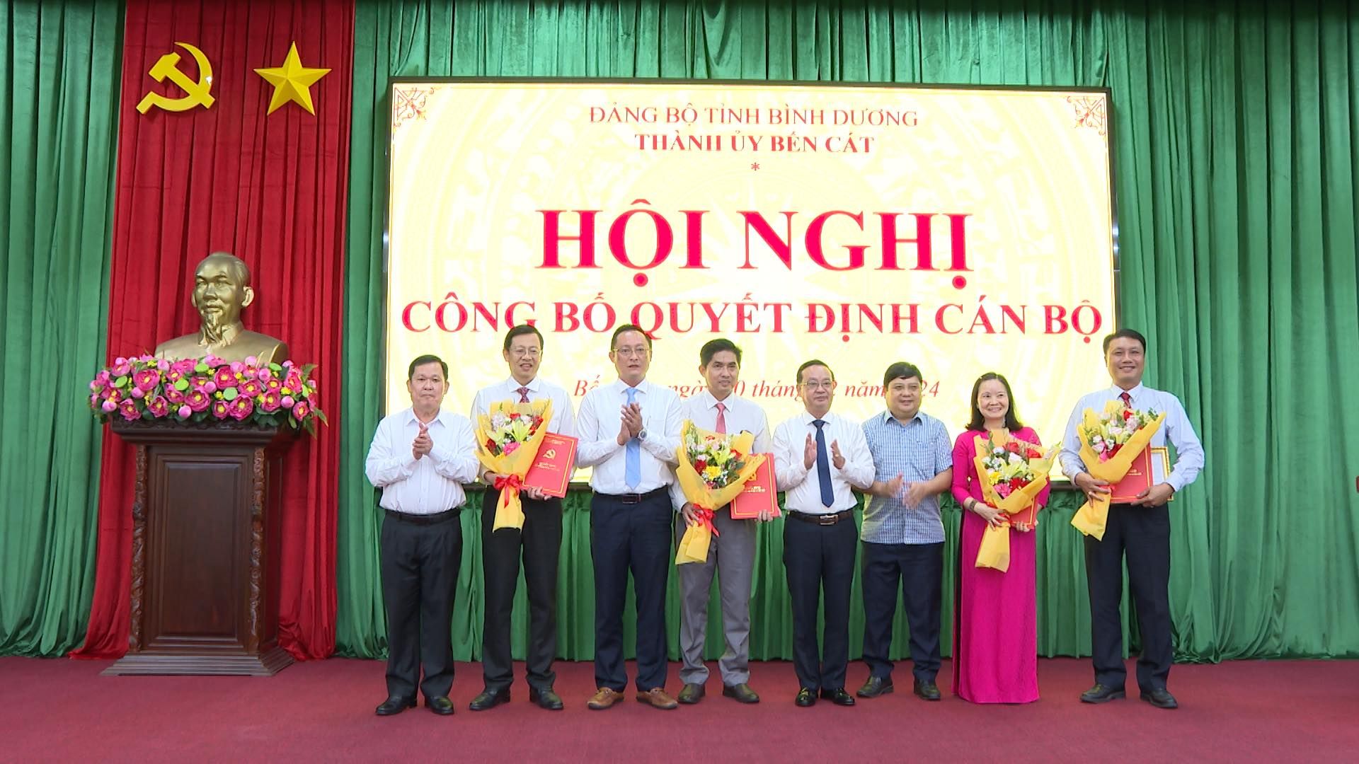 Có thể là hình ảnh về 8 người và văn bản