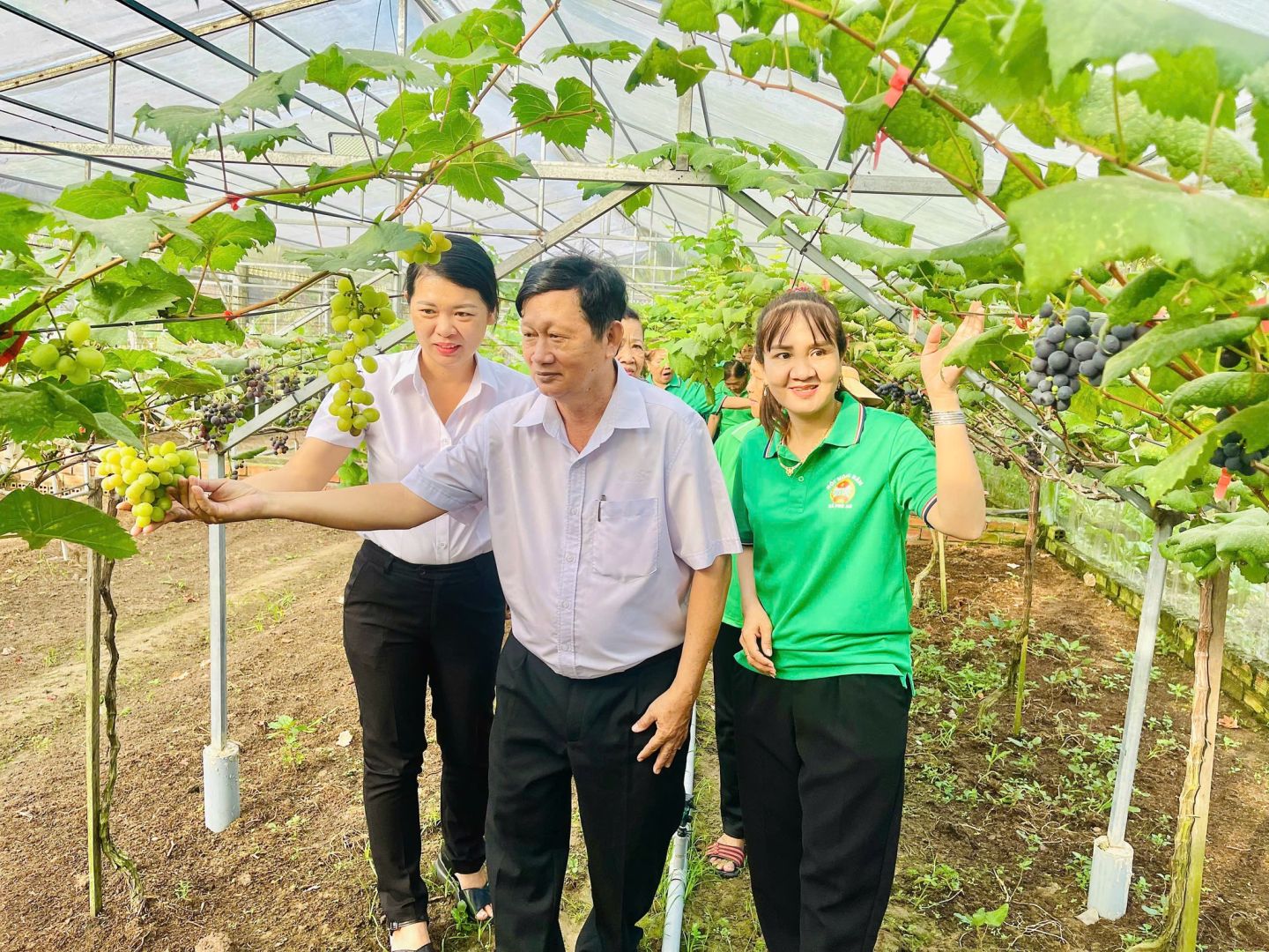 Có thể là hình ảnh về 2 người