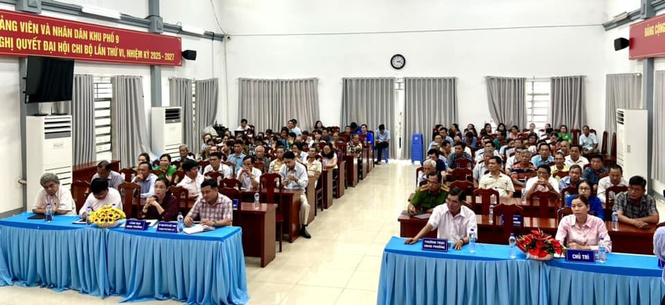 Có thể là hình ảnh về 3 người và cái bục