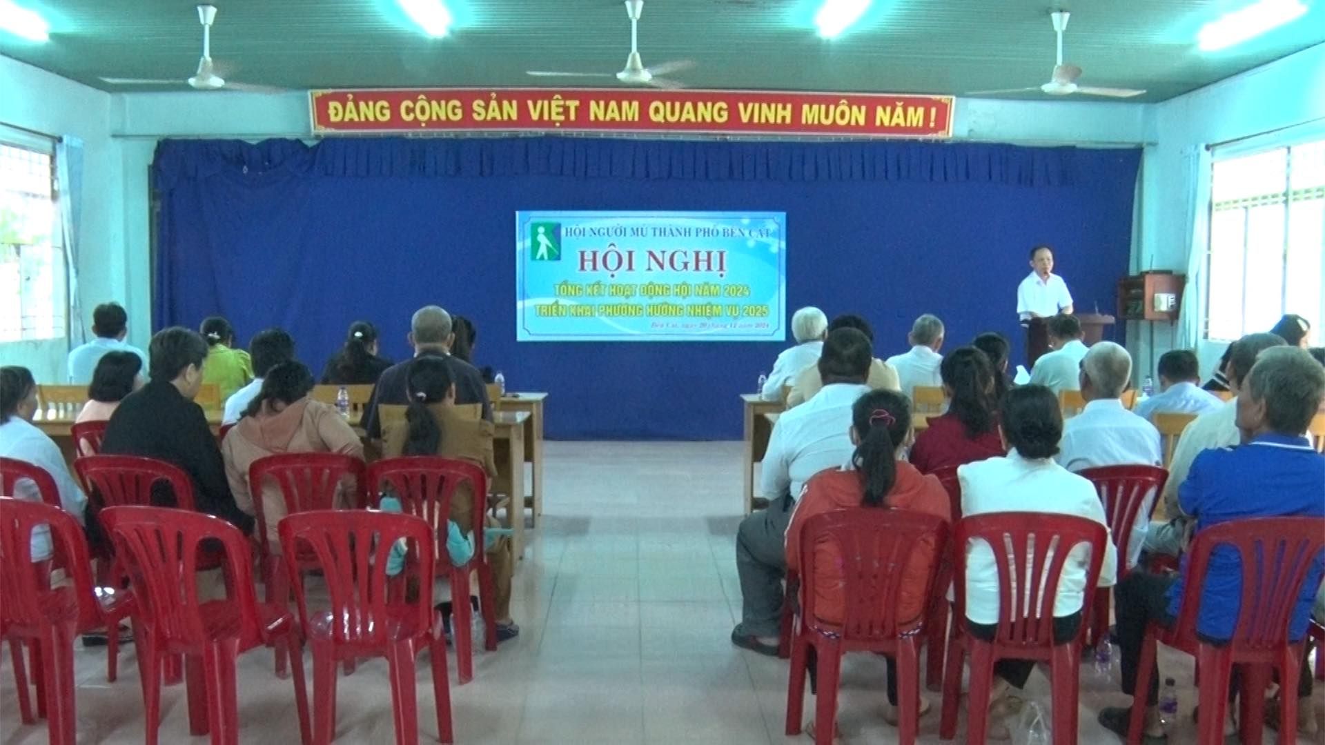 Có thể là hình ảnh về 11 người, mọi người đang học và văn bản