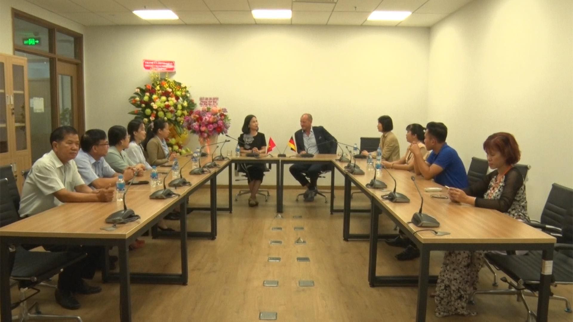 Có thể là hình ảnh về 11 người, mọi người đang học và bàn