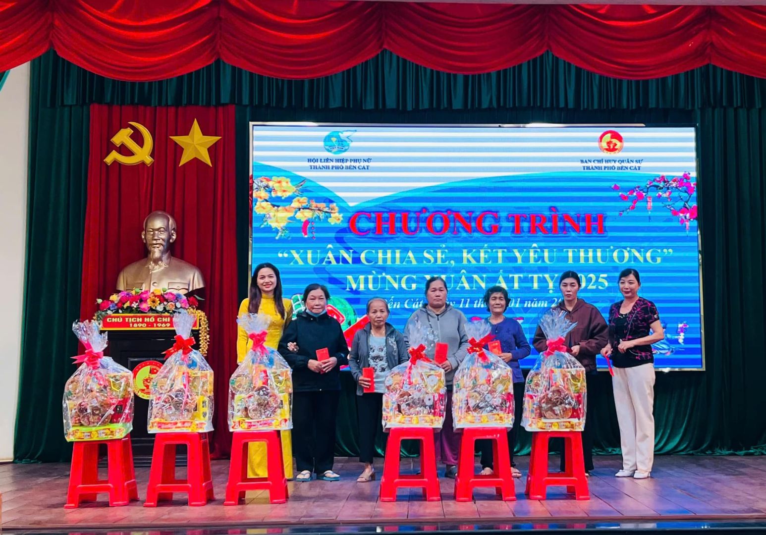 Có thể là hình ảnh về 7 người, cái bục và văn bản