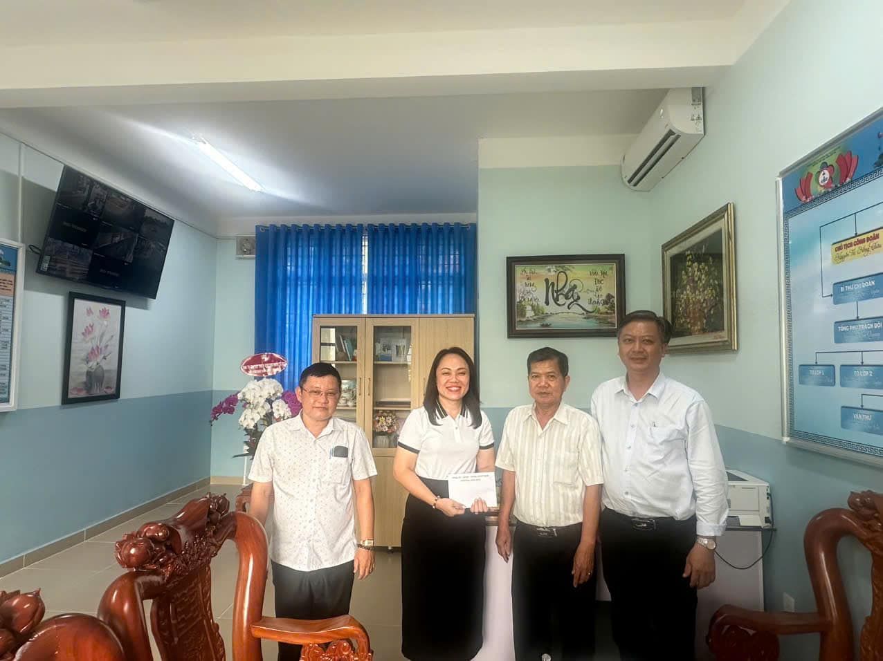 Có thể là hình ảnh về 4 người, bệnh viện và văn bản
