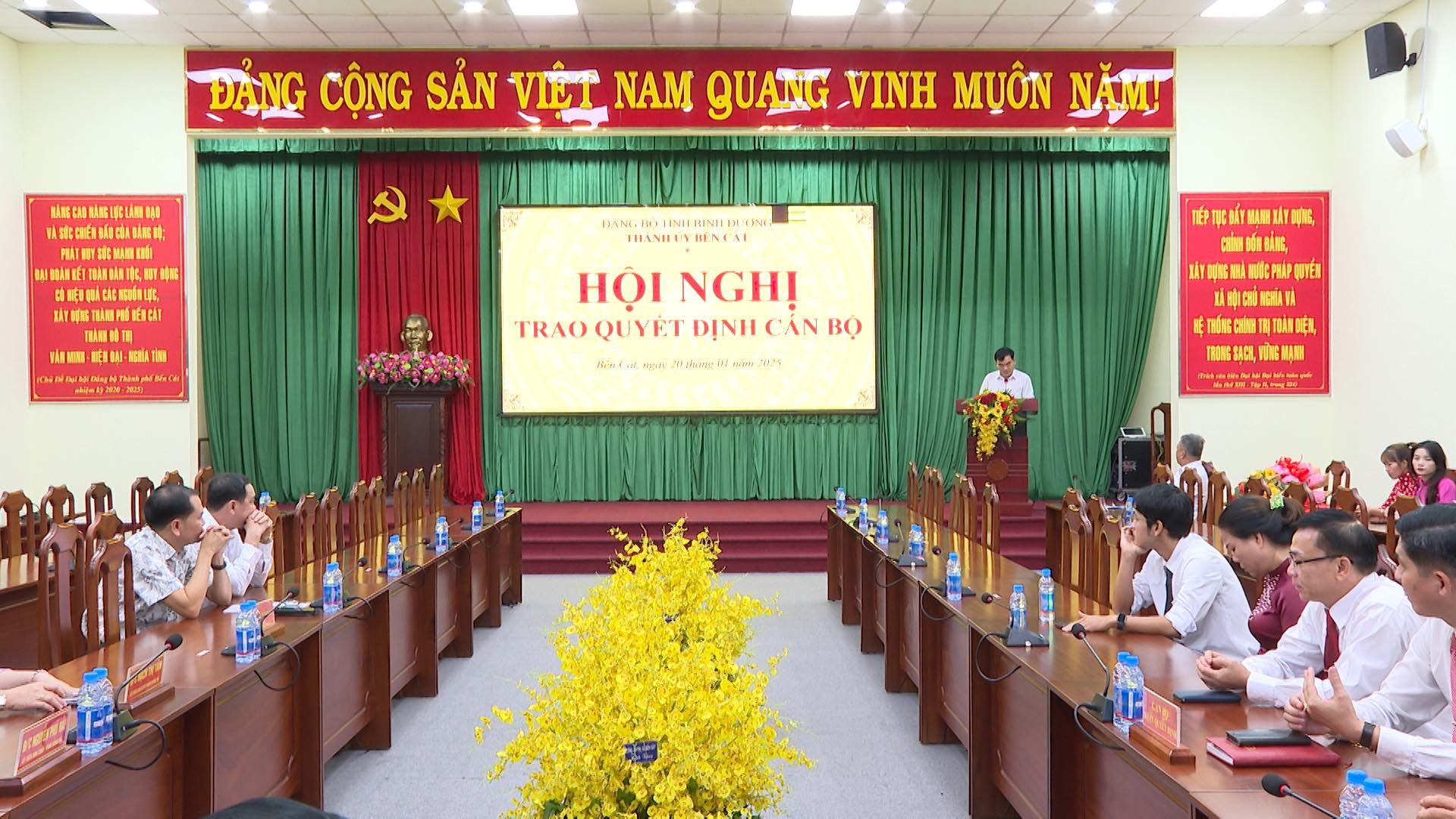 Có thể là hình ảnh về 5 người, đền thờ và văn bản