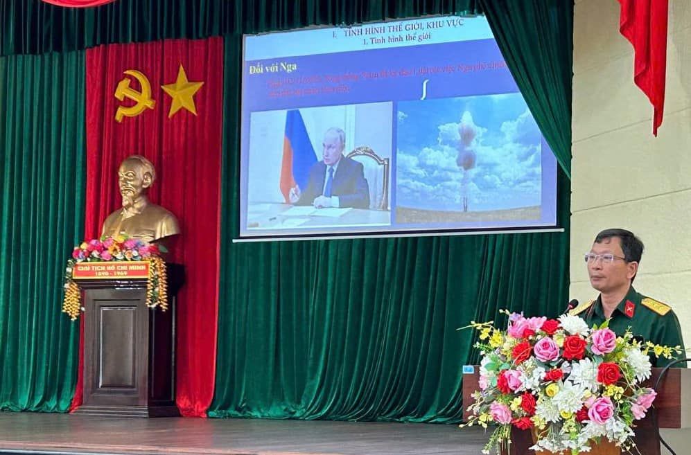 Có thể là hình ảnh về 2 người, cái bục và văn bản