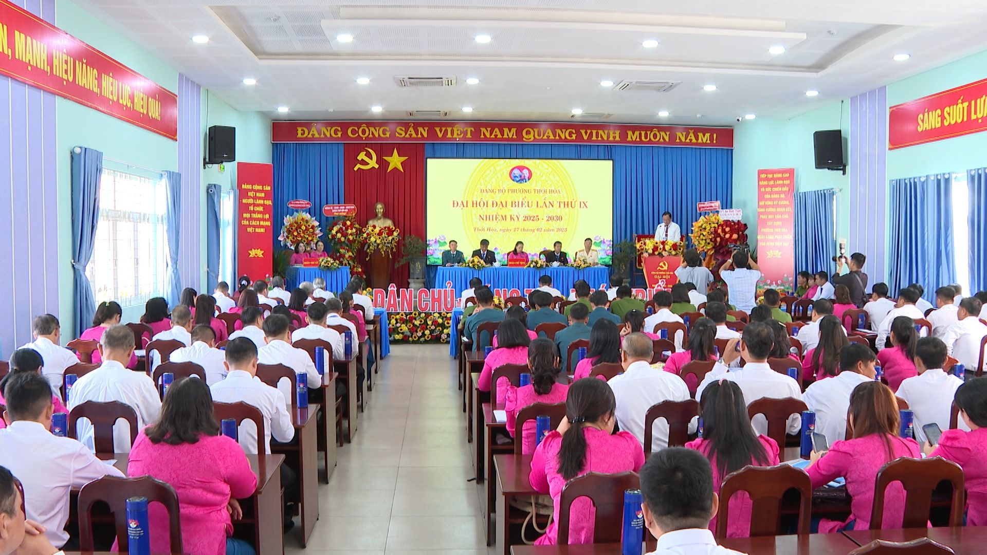 C&oacute; thể l&agrave; h&igrave;nh ảnh về 1 người v&agrave; văn bản