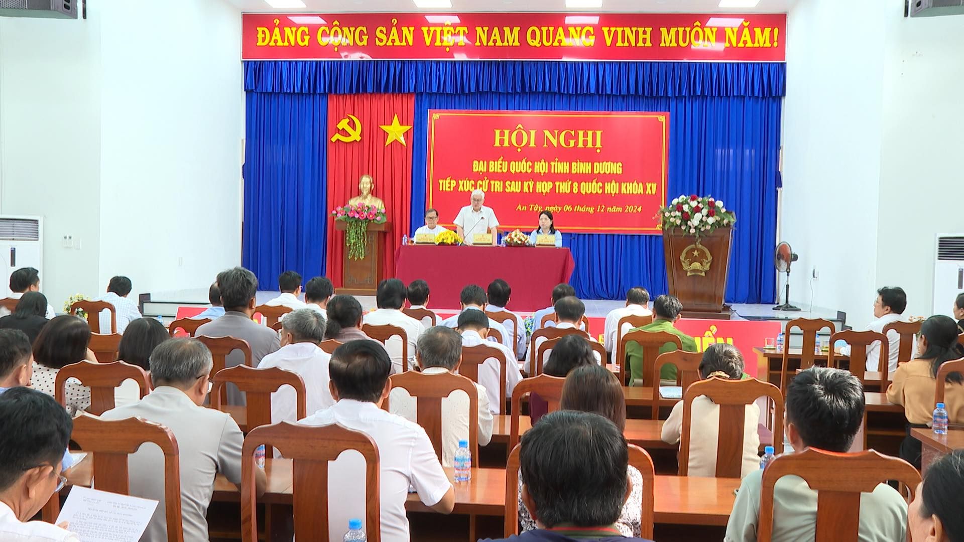 Có thể là hình ảnh về 9 người, đền thờ, cái bục và văn bản