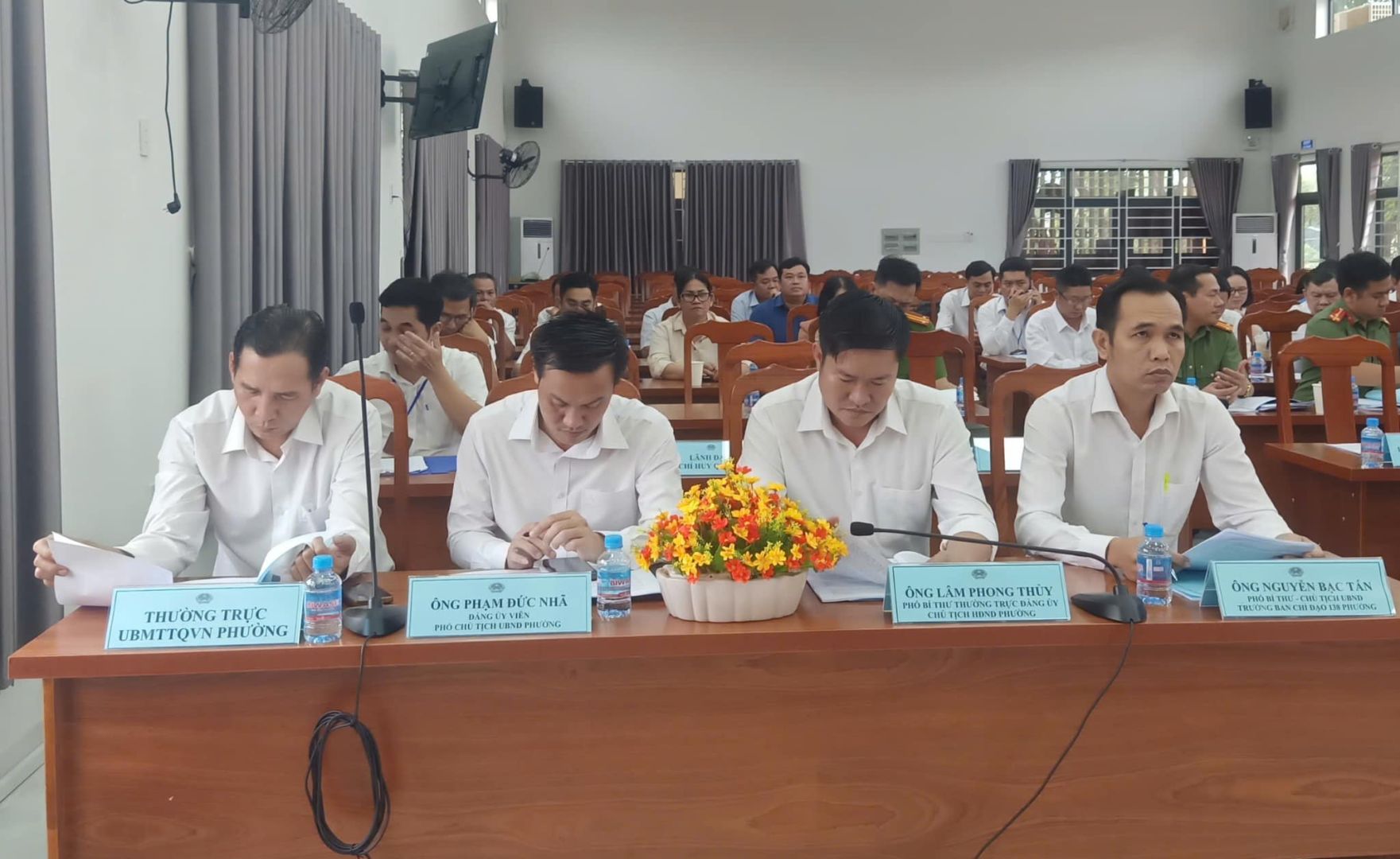 Có thể là hình ảnh về 6 người và cái bục