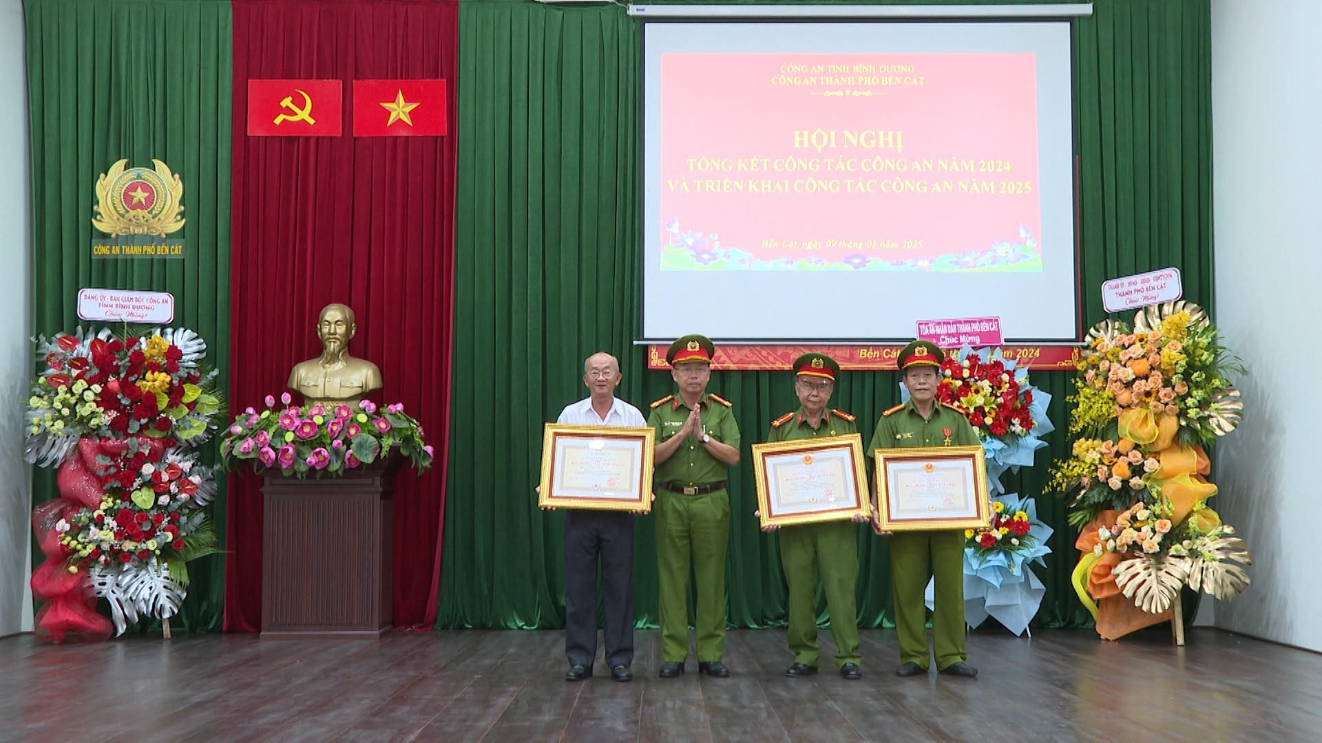 Có thể là hình ảnh về 4 người, cái bục và văn bản