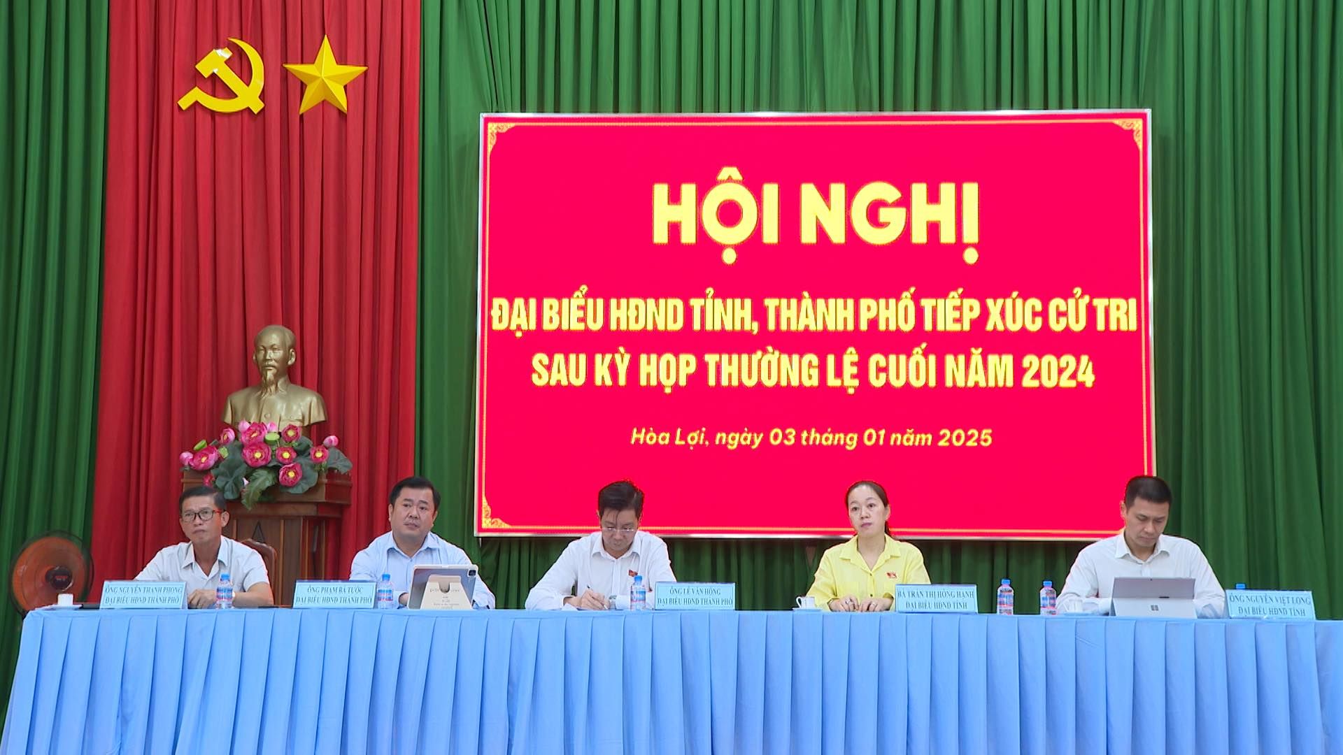 Có thể là hình ảnh về 8 người và văn bản