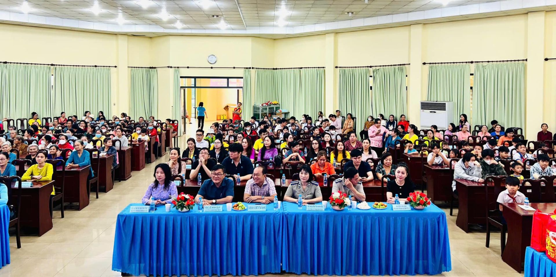 Có thể là hình ảnh về bàn và cái bục