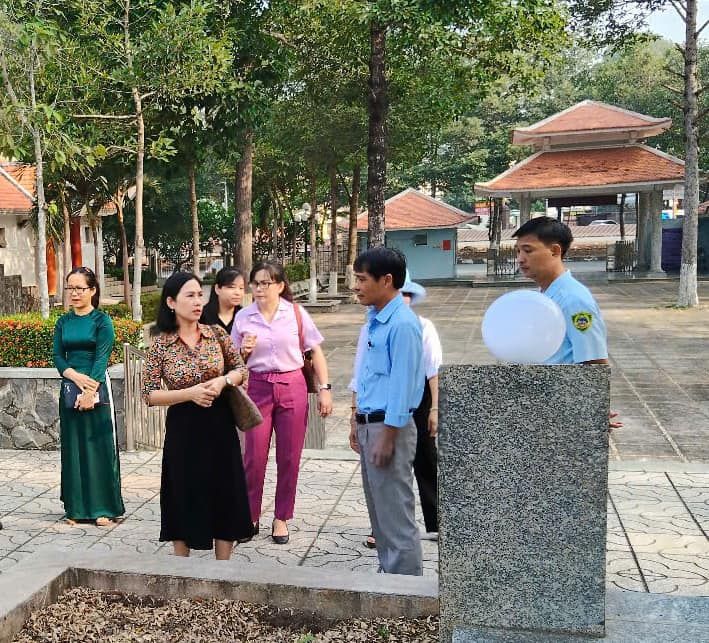 Có thể là hình ảnh về 5 người