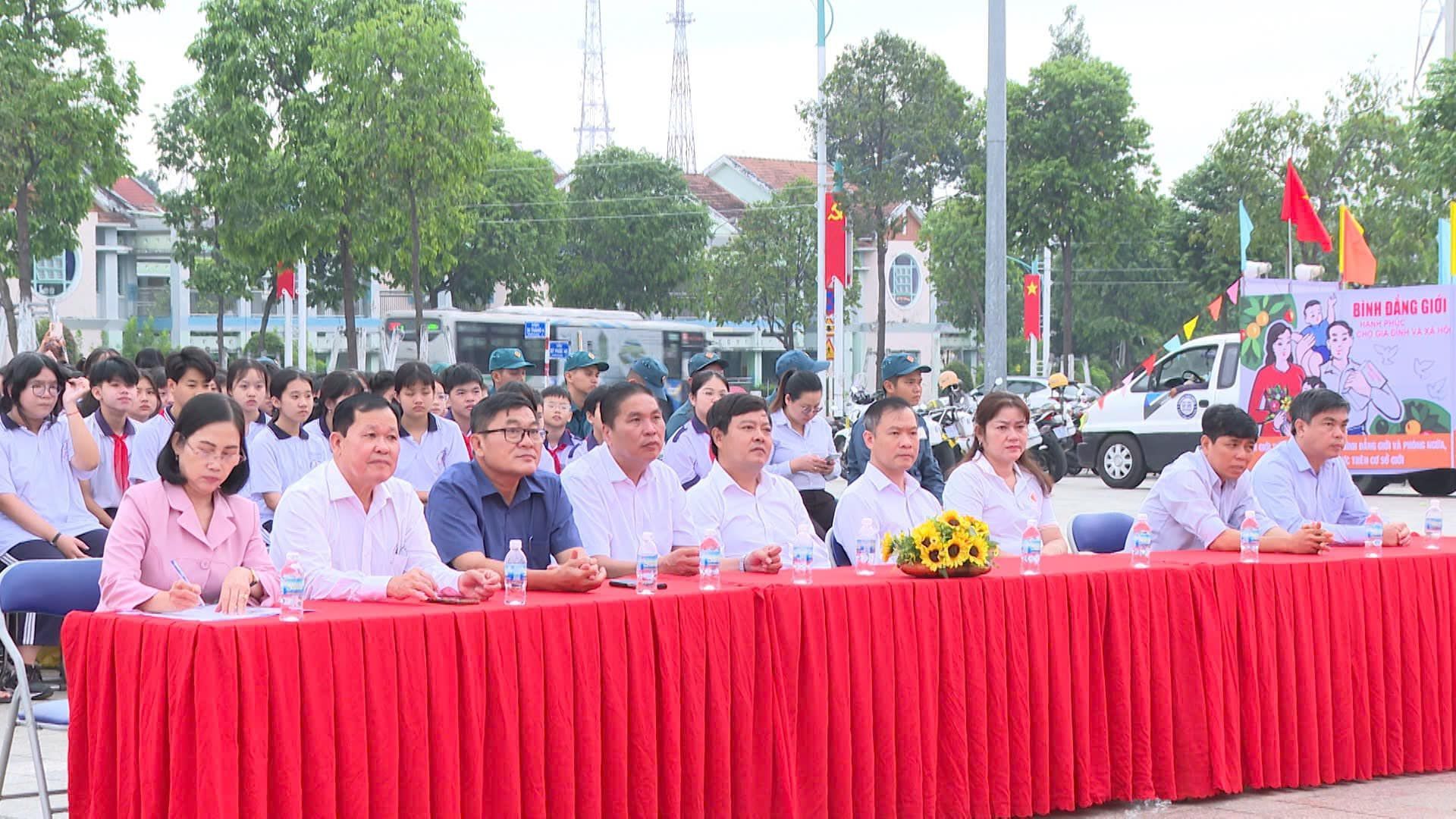 Có thể là hình ảnh về 4 người và văn bản