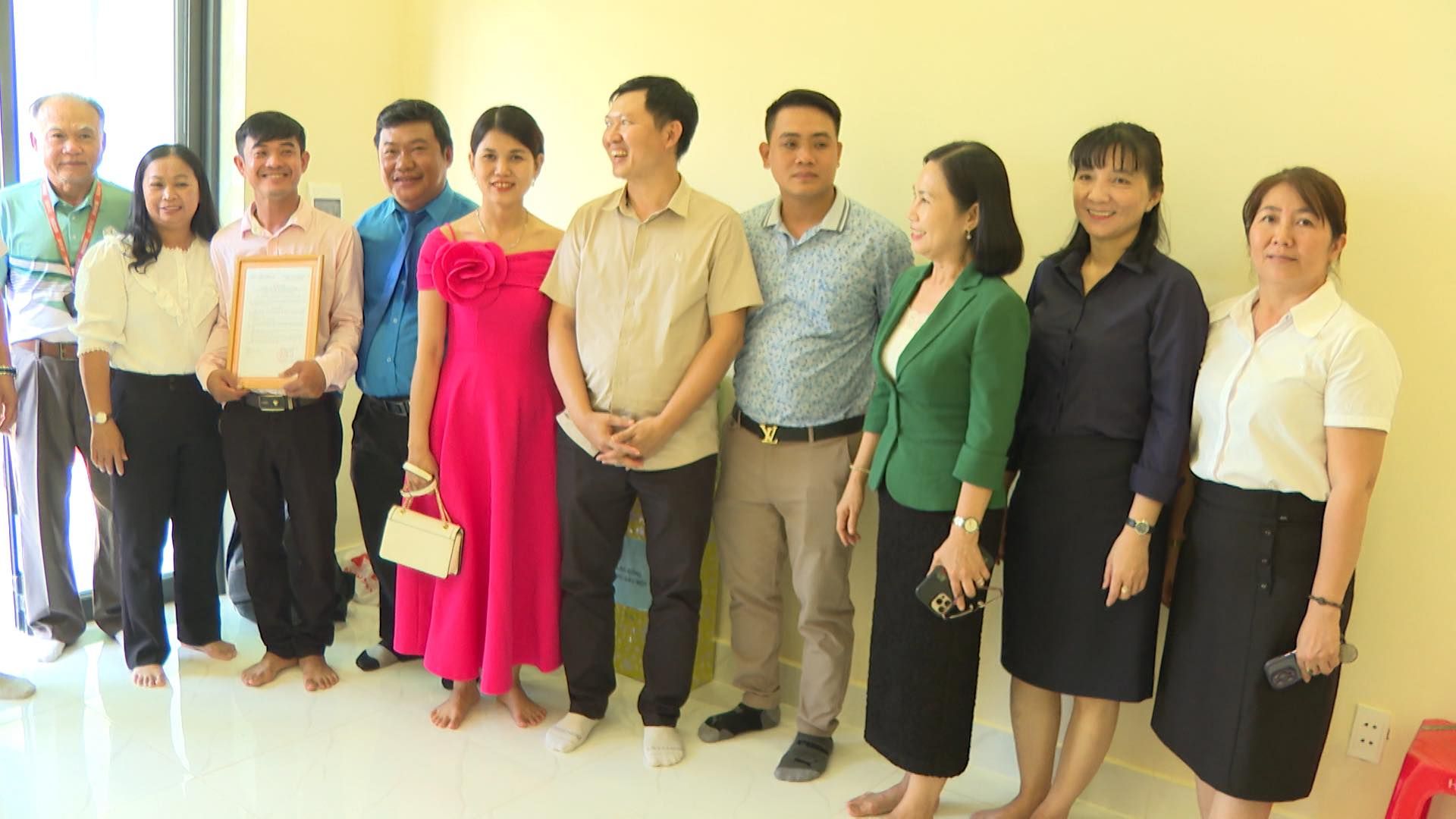 Có thể là hình ảnh về 10 người