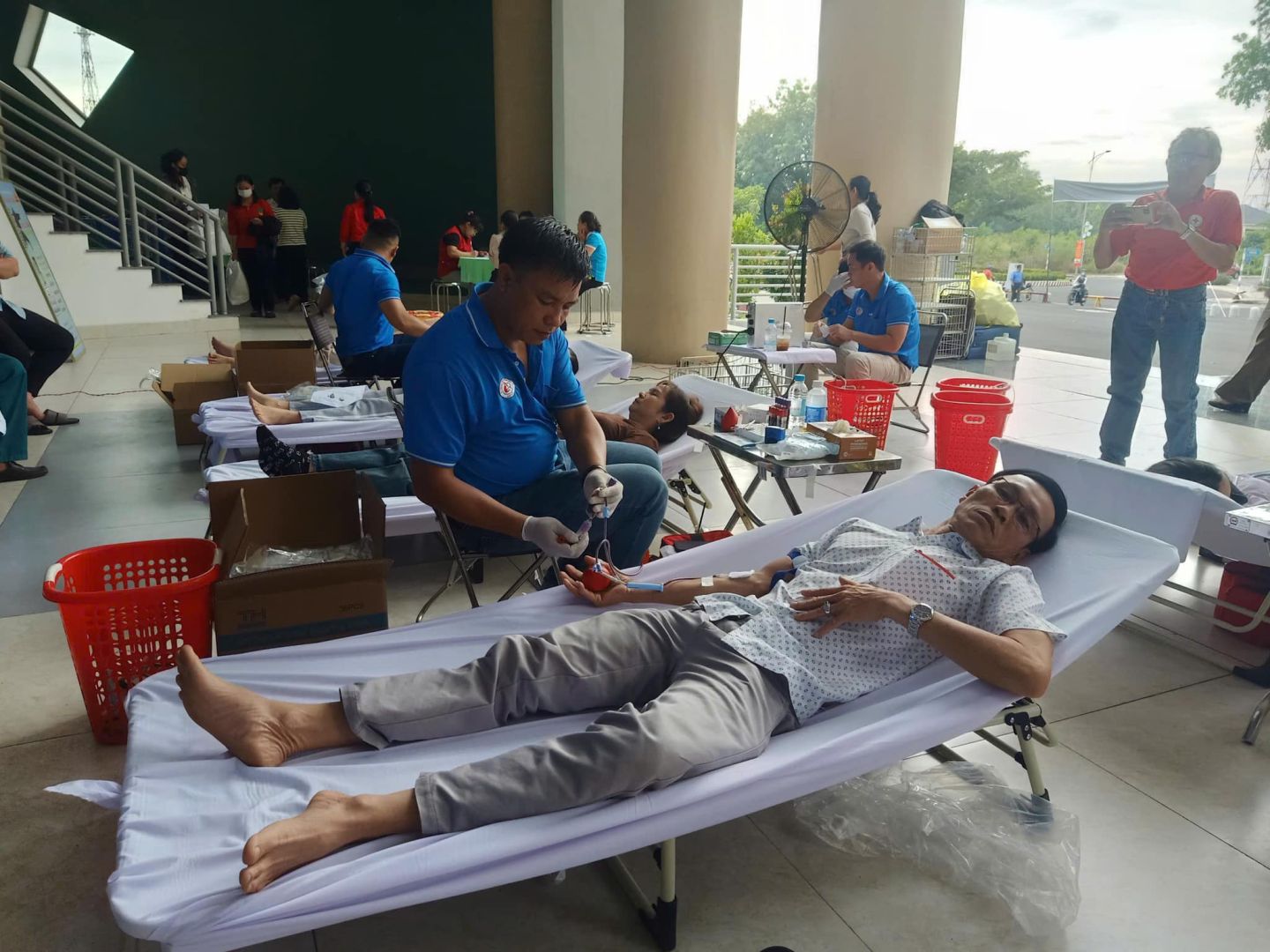 Có thể là hình ảnh về 11 người và bệnh viện