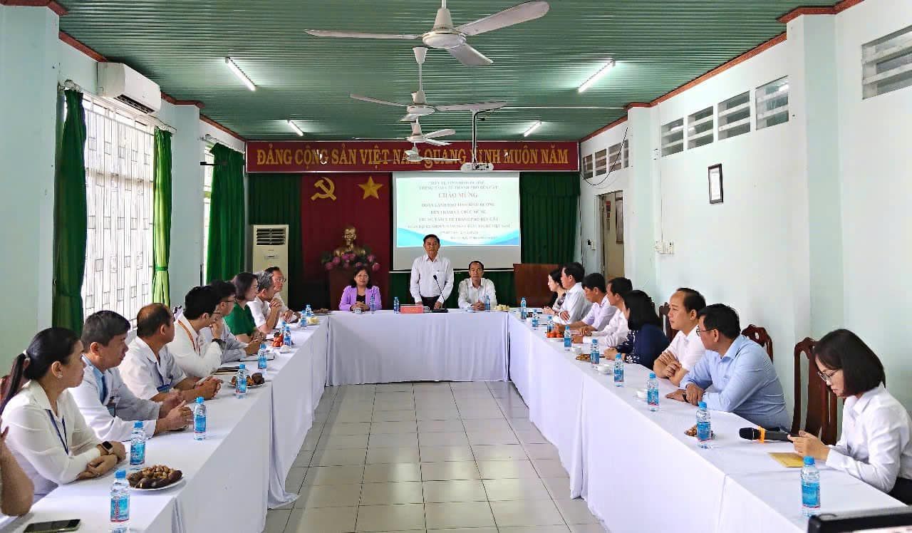 Có thể là hình ảnh về 12 người, mọi người đang học và bàn