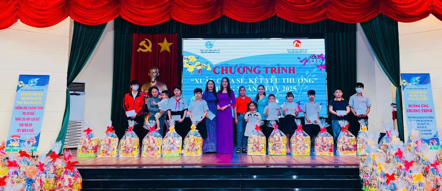 Có thể là hình ảnh về 12 người và văn bản