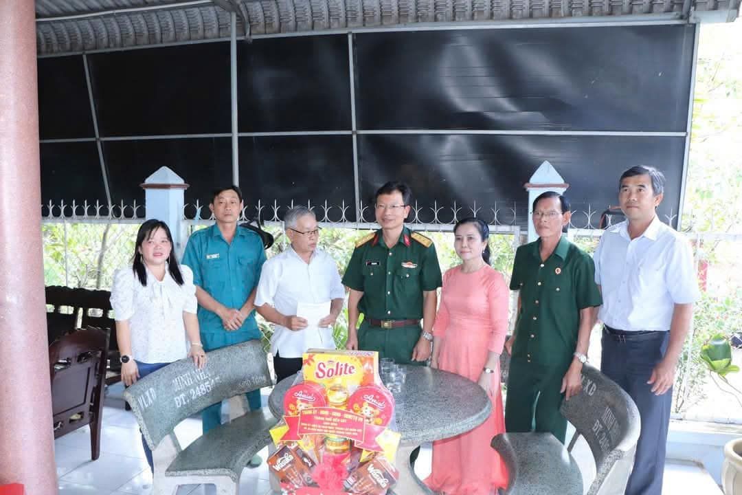 Có thể là hình ảnh về 7 người và văn bản