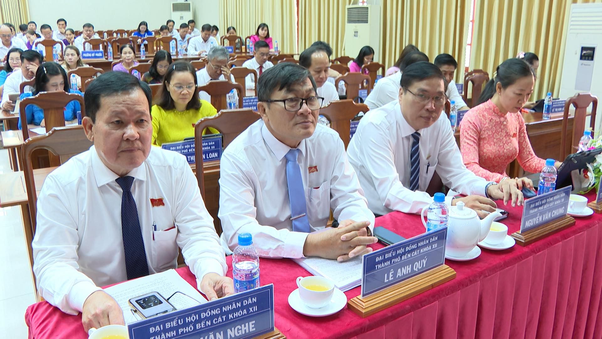 Có thể là hình ảnh về 5 người, bệnh viện và văn bản