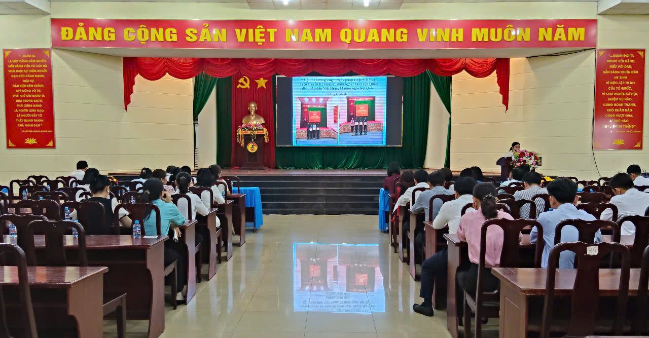 Có thể là hình ảnh về 6 người và văn bản