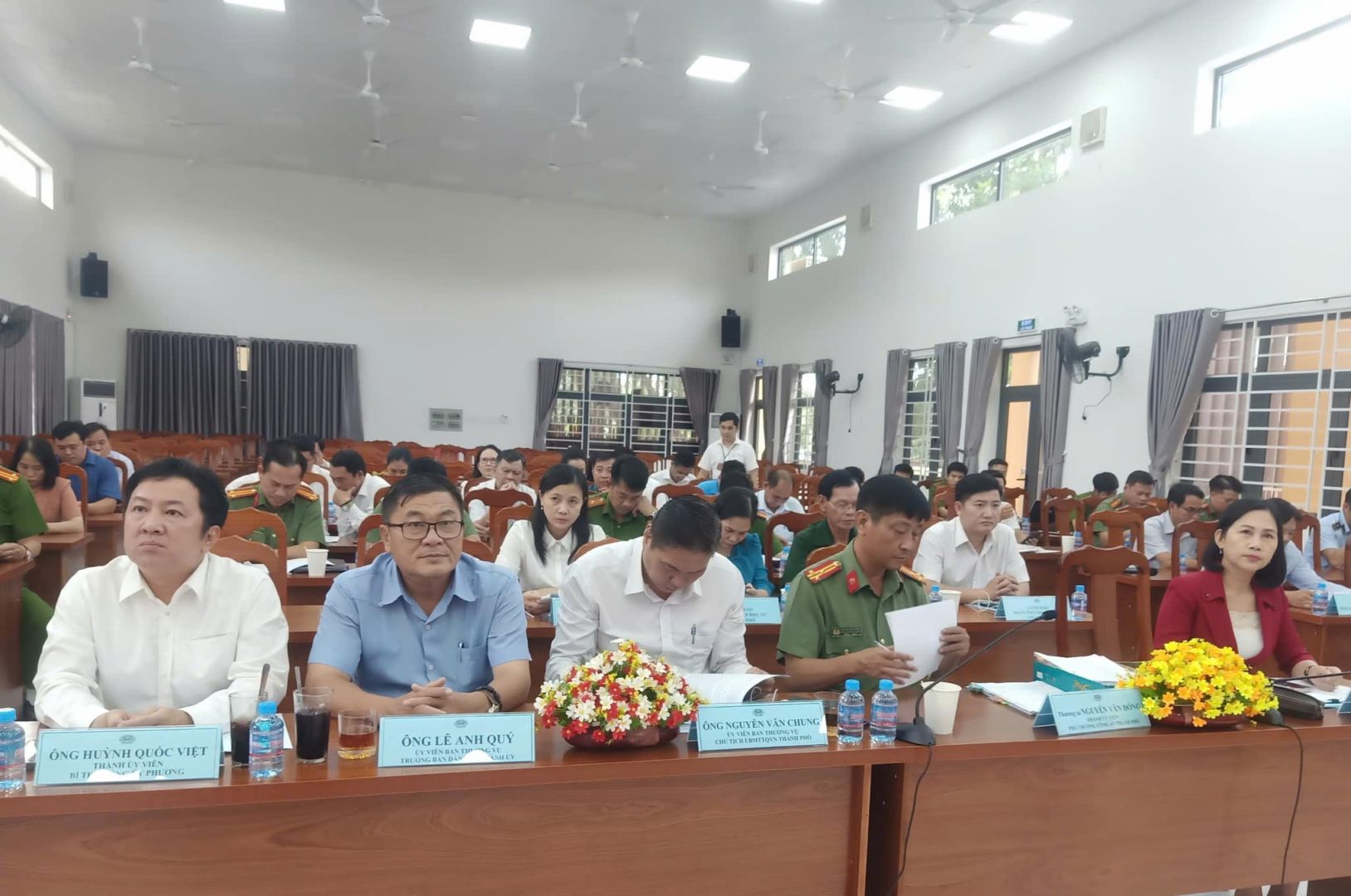 Có thể là hình ảnh về 6 người, đền thờ và văn bản