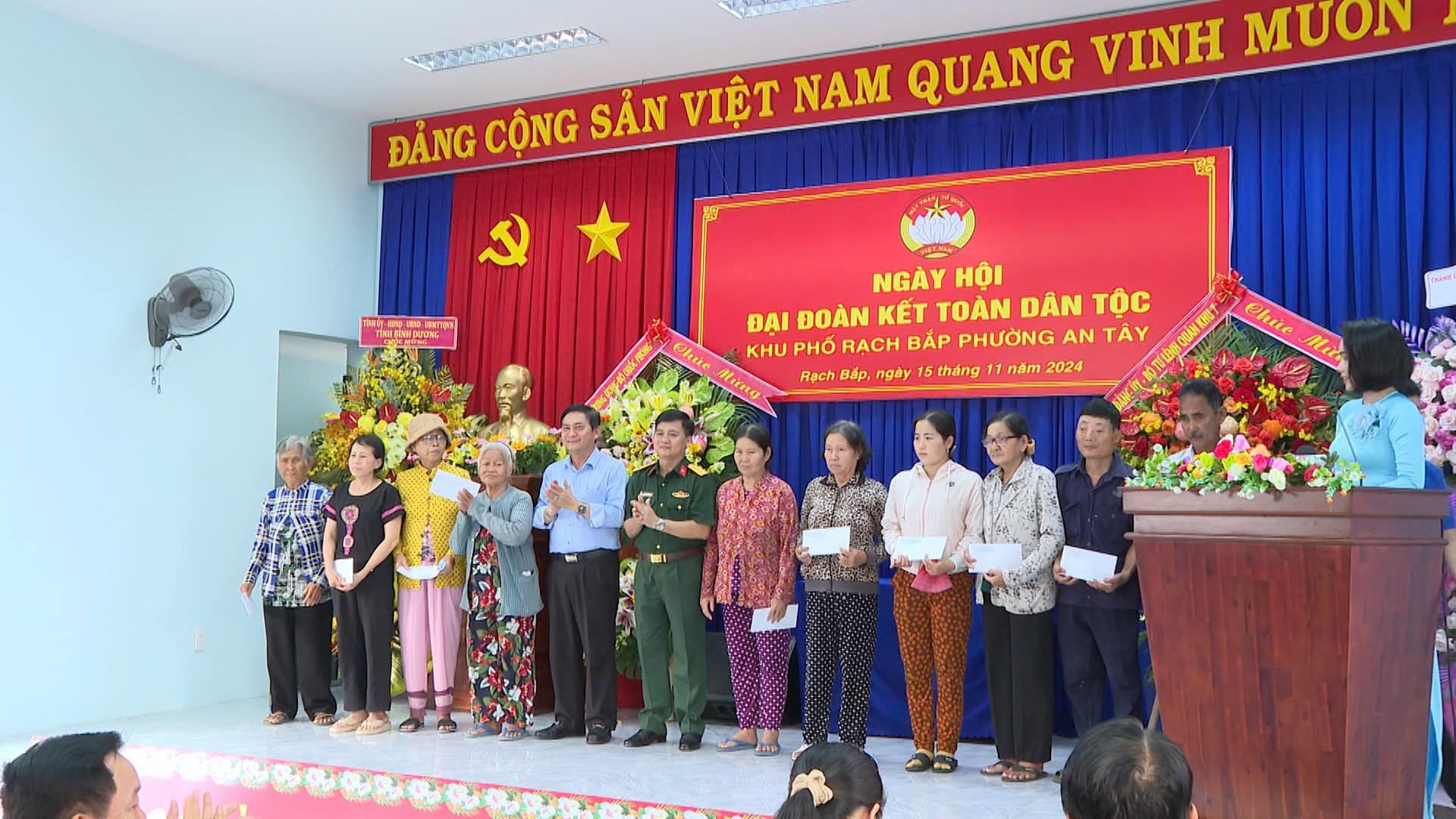Có thể là hình ảnh về 14 người, cái bục và văn bản