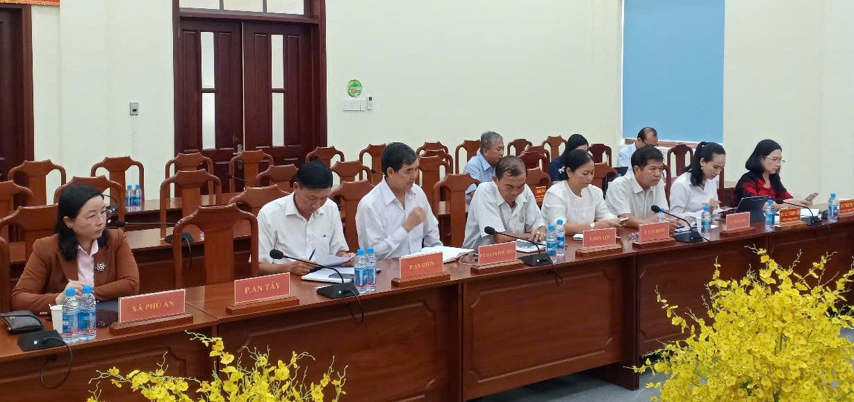 Có thể là hình ảnh về một hoặc nhiều người và cái bục