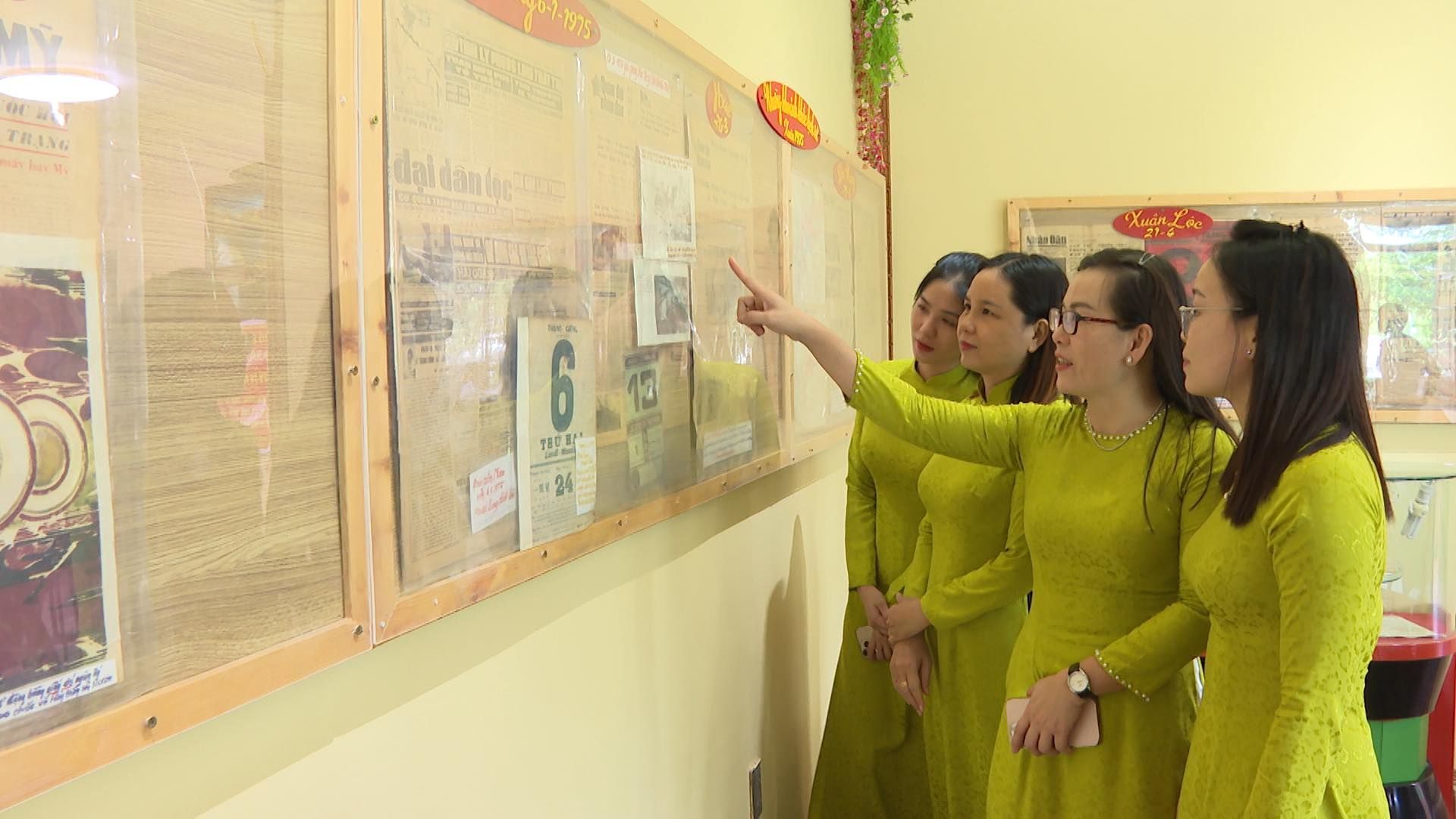Có thể là hình ảnh về 3 người và văn bản