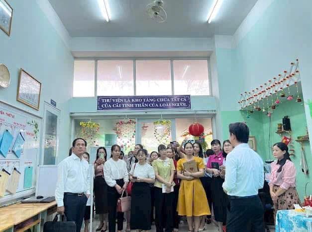 Có thể là hình ảnh về 8 người và văn bản